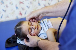 Dr. Geiss untersucht junge Patientin, Köln Chorweiler 