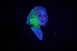 Miriam Meckel vor schwarzem Hintergrund, mit grünem Laser über dem Gesicht. Illustration zum Thema Technik 