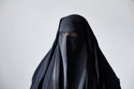 Portrait einer vollverschleierten Frau in Deutschland aus dem Projekt Munaqabba von Selina Pfrüner