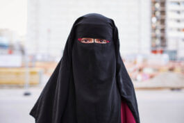Portrait einer vollverschleierten Frau in Deutschland aus dem Projekt Munaqabba von Selina Pfrüner