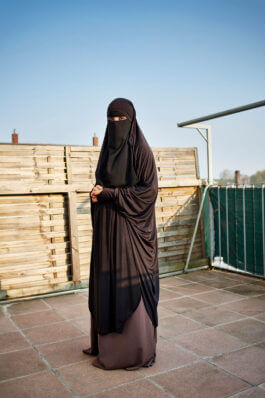 Portrait einer vollverschleierten Frau in Deutschland aus dem Projekt Munaqabba von Selina Pfrüner