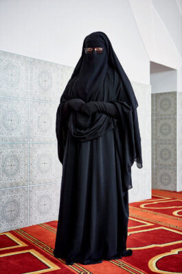 Portrait einer vollverschleierten Frau in Deutschland aus dem Projekt Munaqabba von Selina Pfrüner