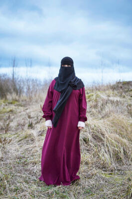 Portrait einer vollverschleierten Frau in Deutschland aus dem Projekt Munaqabba von Selina Pfrüner 