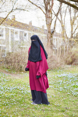 Portrait einer vollverschleierten Frau in Deutschland aus dem Projekt Munaqabba von Selina Pfrüner