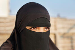 Portrait einer vollverschleierten Frau in Deutschland aus dem Projekt Munaqabba von Selina Pfrüner