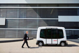 Stefan Hartung, CEO Bosch, mit selbstfahrendem Auto