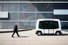 Stefan Hartung, CEO Bosch, mit selbstfahrendem Auto 
