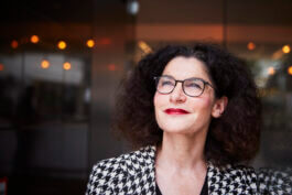 Tina Müller im Foyer von Douglas, Düsseldorf 2021