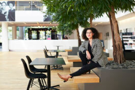 Tina Müller im Foyer von Douglas, Düsseldorf 2021