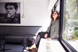 Tina Müller im Foyer von Douglas, Düsseldorf 2021