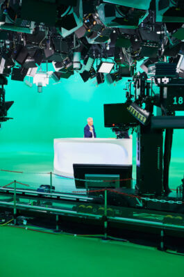 Peter Kloeppel im Studio von RTL Aktuell