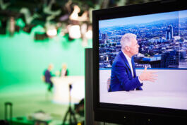 Peter Kloeppel im Studio von RTL Aktuell