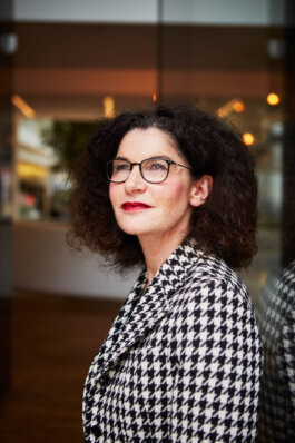 Tina Müller im Foyer von Douglas, Düsseldorf 2021